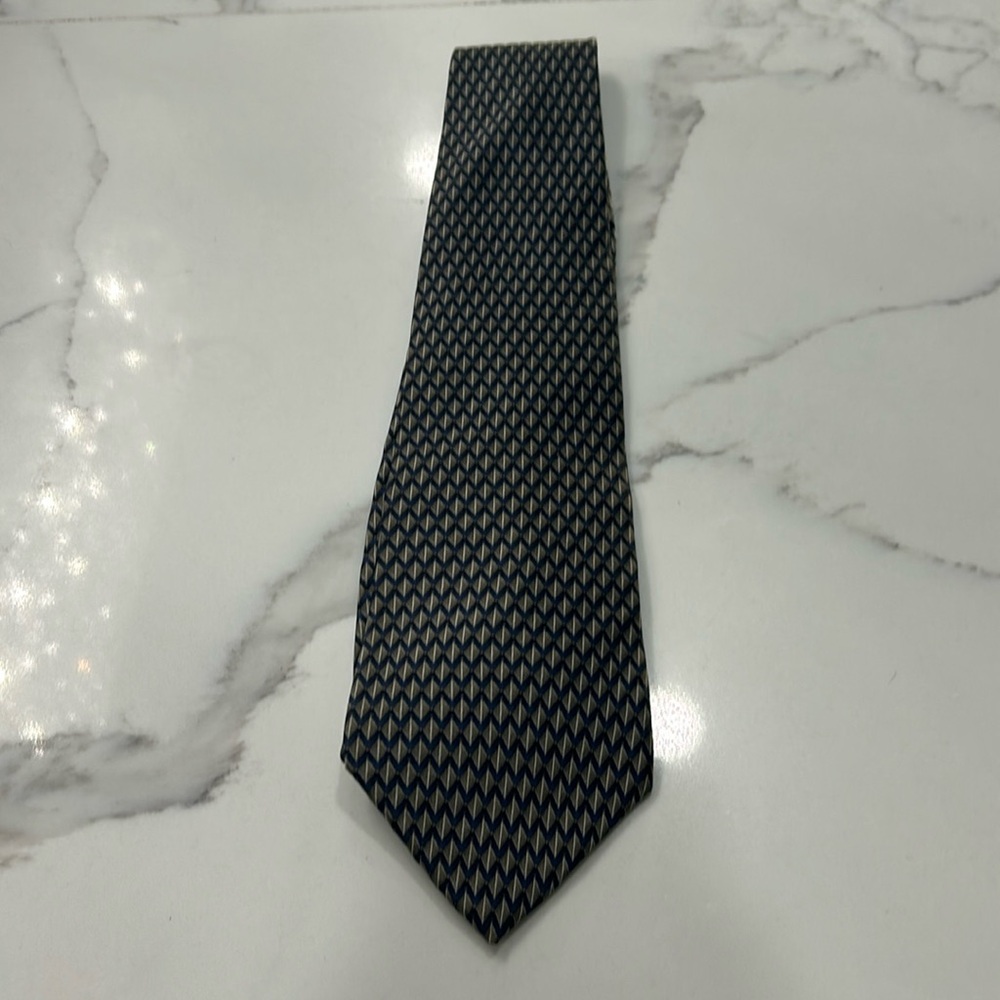 Geoffrey Beene Zig Zag‎ Silk Tie.